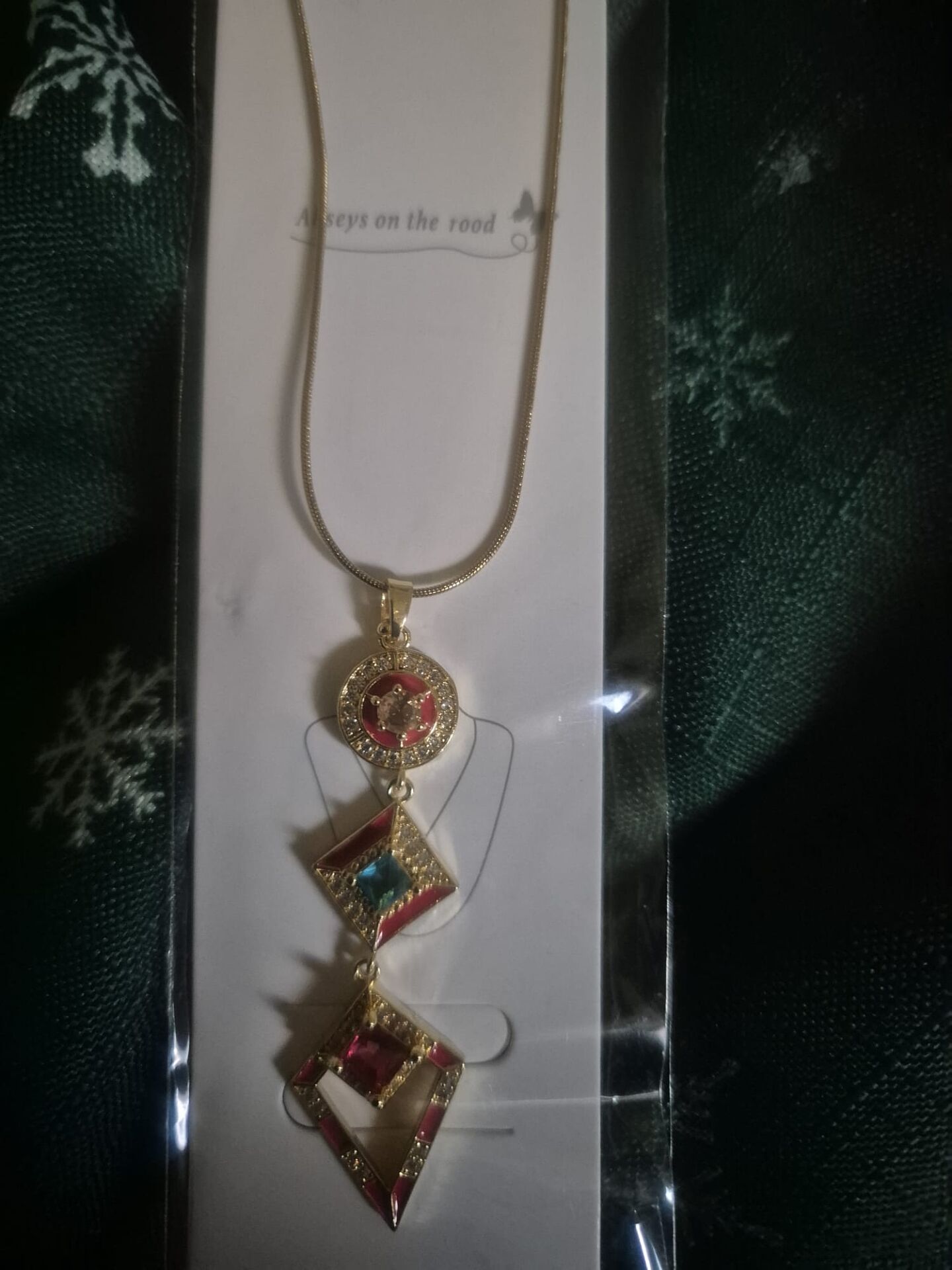 Kırmızı Taş Detaylı Feng Shui Paslanmaz Çelik Kolye